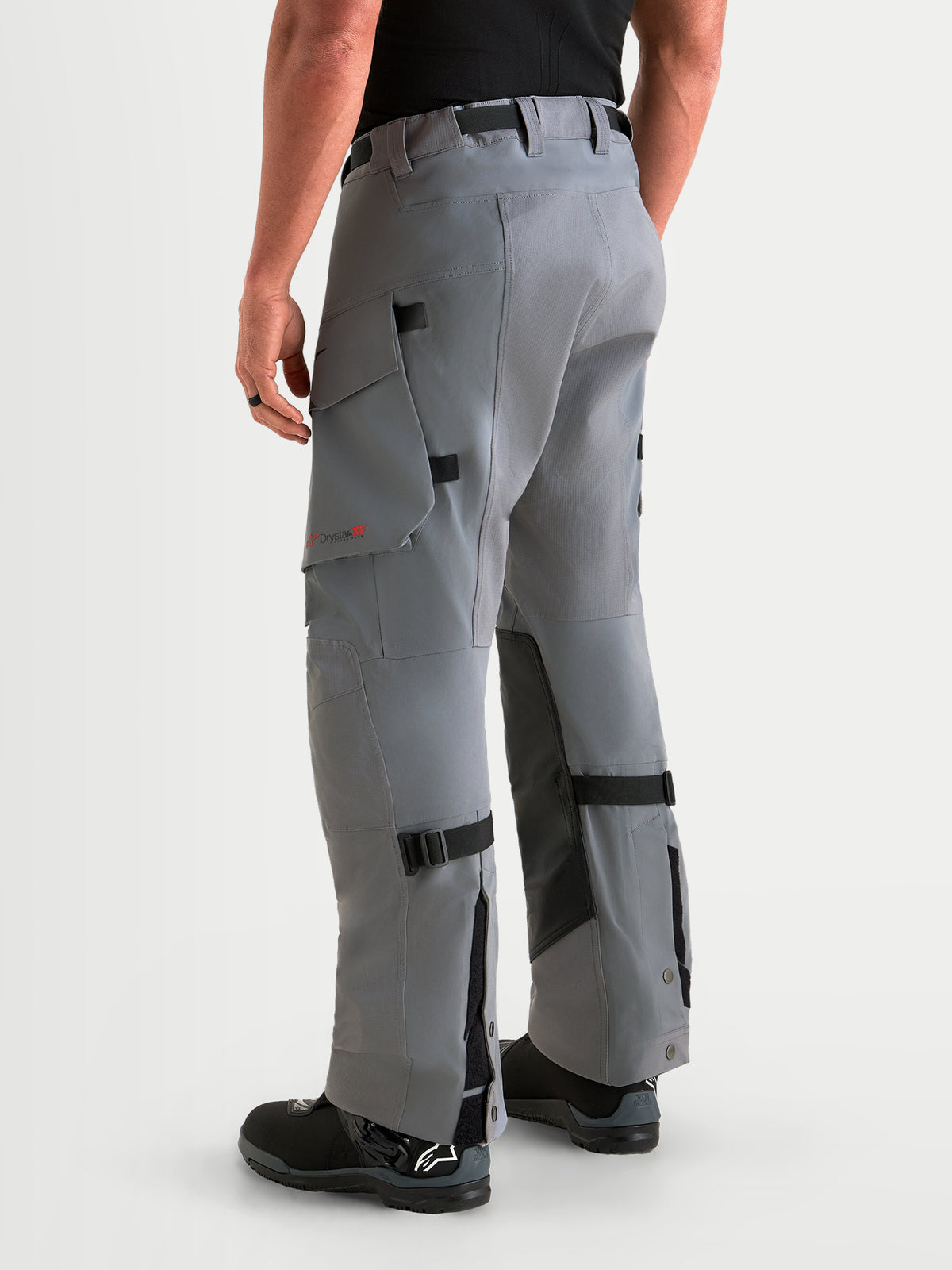 Alpinestars Maxdura Drystar XF Laminated bukser, herre adventure-motorcykelbukser, mørkegrå og sort, med cargolommer og justerbare underben, set bagfra på model