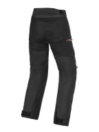 Alpinestars Andes V4 Drystar® bukser, adventure-motorcykelbukser, sort, set bagfra viser tekstilkonstruktion med forstærkede områder ved sæde og knæ, rødt Drystar-logo på hoften, justerbare stropper i taljen og ved anklerne, vandtæt og holdbart design til kørsel i al slags vejr