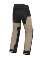 Alpinestars Andes V4 Drystar® bukser, adventure-motorcykelbukser, Walnut og sort, set bagfra med forstærkede paneler på sædet og indersiden af benene, rødt Drystar-logo og justerbare ankelmanchetter.