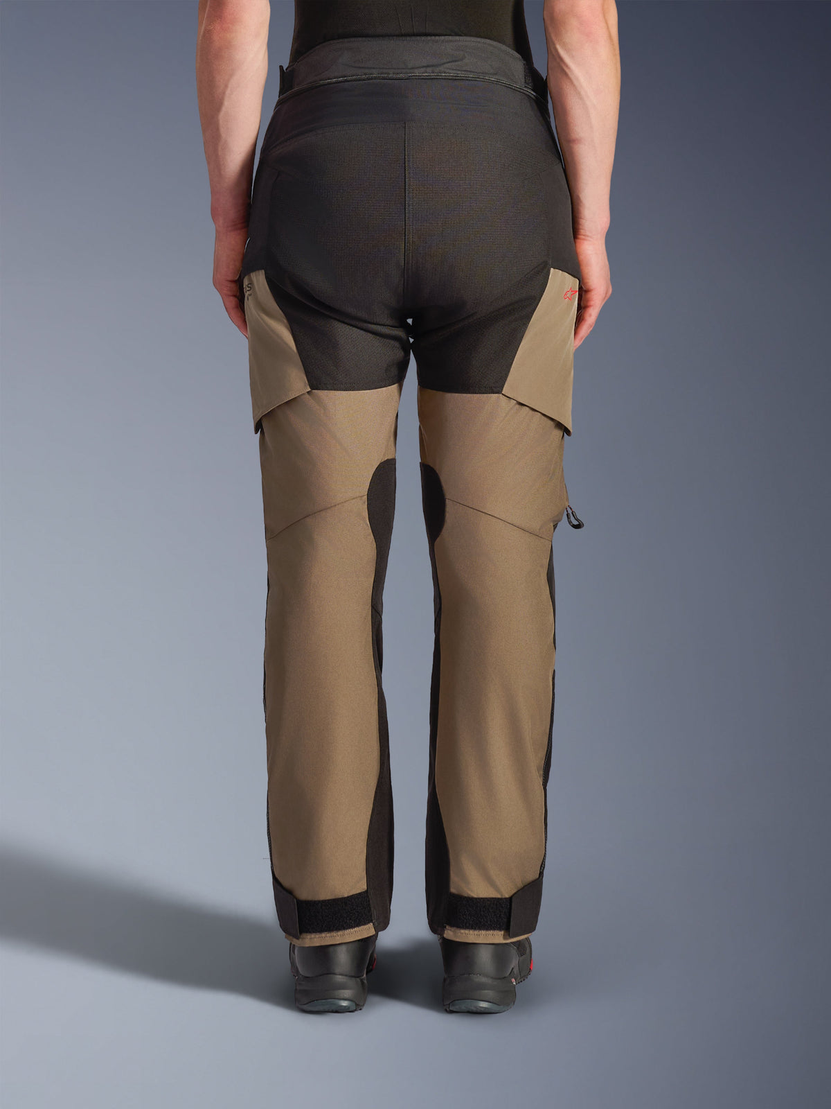 Alpinestars Andes V4 Drystar® bukser, motorcykel adventure touring-bukser, valnød og sort, set bagfra med forstærkede sorte sædepaneler, rød logodetalje og justerbare ankellukninger.