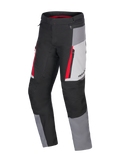 Alpinestars Honda ST-1 vandtætte bukser, motorcykeltouringbukser, isgrå, mørkegrå og sort med røde detaljer, teknisk tekstilkonstruktion med vandtæt foring, cargo-lommer med lynlås og ergonomiske forbuede ben