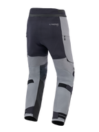 Alpinestars Andes Pro Drystar® XF bukser, adventure motorcykelbukser, mørkegrå og sort, set bagfra med justerbare stropper ved læggene, Alpinestars-branding og vandtætte lynlåsdetaljer