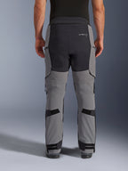 Alpinestars Andes Pro Drystar® XF bukser, set bagfra, mørkegrå og sort, adventure motorcykelbukser med sorte forstærkede paneler på sædet, Alpinestars-logo bagpå og justerbare stropper bag knæene og ved anklerne for en sikker pasform.