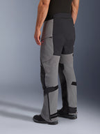 Alpinestars Andes Pro Drystar® XF bukser, adventure motorcykelbukser, mørkegrå og sort, trekvart visning bagfra, tekstilkonstruktion med sort forstærket sæde og indvendige benpaneler, lynlåse ved underbenene og justeringsremme
