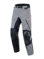 Alpinestars Andes Pro Drystar® XF bukser, adventure touring motorcykelbukser, mørkegrå og sort, med forstærkede sorte knæ- og inderbenpaneler, magnetisk taljespænde og Drystar XF-logo på låret, teknisk tekstildesign til ekstremt vejr