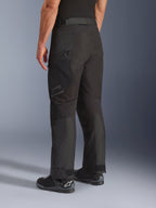 Alpinestars Cusco Drystar® bukser, motorcykelbukser, sort, trekvart visning bagfra med lårlomme med lynlås og formsyede paneler, båret med sorte motorcykelstøvler, slidstærkt adventure touring-design med diskret branding