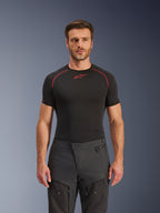 Alpinestars Cusco Drystar® bukser, adventure motorcykelbukser, sort, teknisk tekstilkonstruktion med lynlåsventilation og ripstop-paneler, båret af en mandlig model med en sort Alpinestars base layer-trøje for et komplet adventure-kørerlook