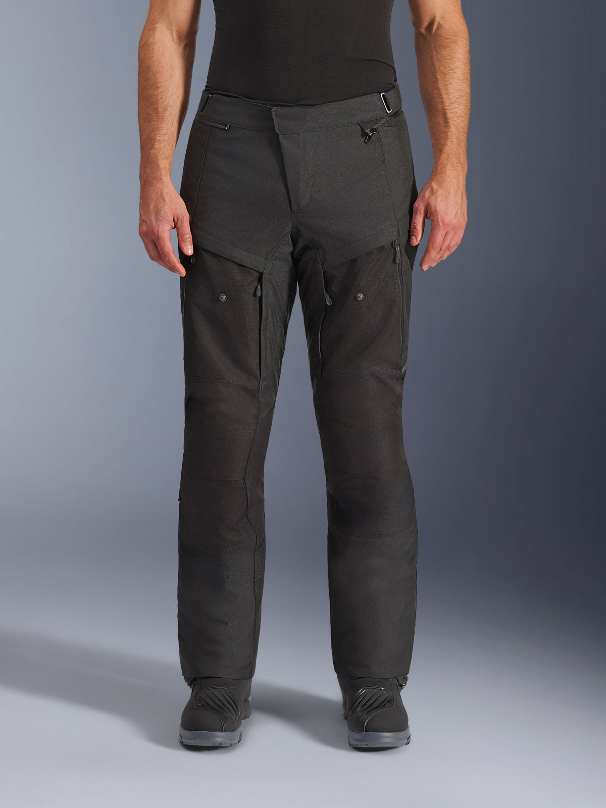Alpinestars Cusco Drystar® bukser, adventure motorcykelbukser, sort, set forfra, med lårventilation med lynlås og justerbar talje, holdbar ripstop- og 600D-tekstilkonstruktion, båret med sorte støvler