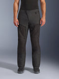 Alpinestars Cusco Drystar® bukser, adventure motorcykelbukser, sort, set forfra, med lårventilation med lynlås og justerbar talje, holdbar ripstop- og 600D-tekstilkonstruktion, båret med sorte støvler