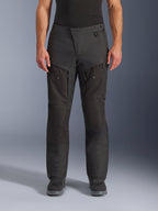 Alpinestars Cusco Drystar® bukser, adventure motorcykelbukser, sort, set forfra, med lårventilation med lynlås og justerbar talje, holdbar ripstop- og 600D-tekstilkonstruktion, båret med sorte støvler