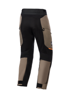 Alpinestars Cusco Drystar® bukser, adventure-motorcykelbukser, valnøddebrun og sort, set bagfra med sorte stretchpaneler, orange detaljer, ventilationsåbninger med lynlås og justerbare velcromanchetter til vejkørsel.