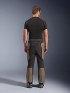 Alpinestars Cusco Drystar® bukser, adventure motorcykelbukser, Walnut Black, set bagfra med brune og sorte paneler, holdbar ripstop-konstruktion, båret med en sort base layer-trøje