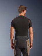 Alpinestars Cusco Drystar® bukser, adventure-kørebukser, Walnut Black, set bagfra med detaljer af taljen og farveopdelt design, båret med et sort kortærmet basislag med røde syninger og logo
