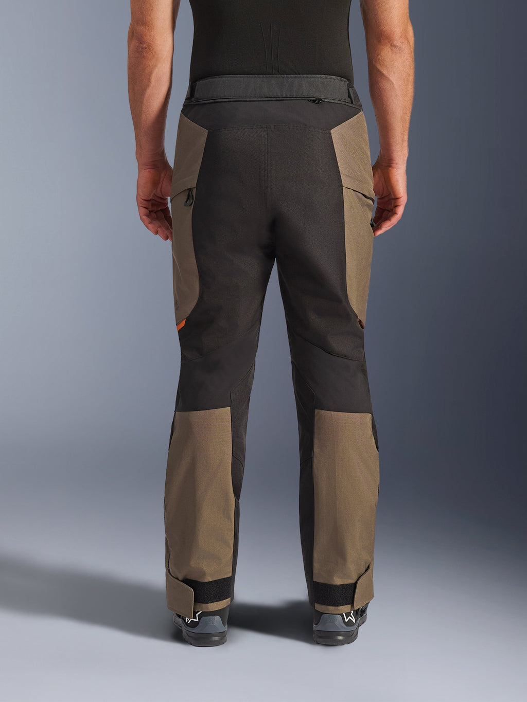 Alpinestars Cusco Drystar® bukser, adventure motorcykelbukser, Walnut Black, set bagfra på model, holdbar tekstilkonstruktion med farveblokerede paneler, justerbar kant forneden og lynlåsdetalje i taljen til touring- og adventurekørsel