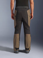 Alpinestars Cusco Drystar® bukser, adventure motorcykelbukser, Walnut Black, set bagfra på model, holdbar tekstilkonstruktion med farveblokerede paneler, justerbar kant forneden og lynlåsdetalje i taljen til touring- og adventurekørsel