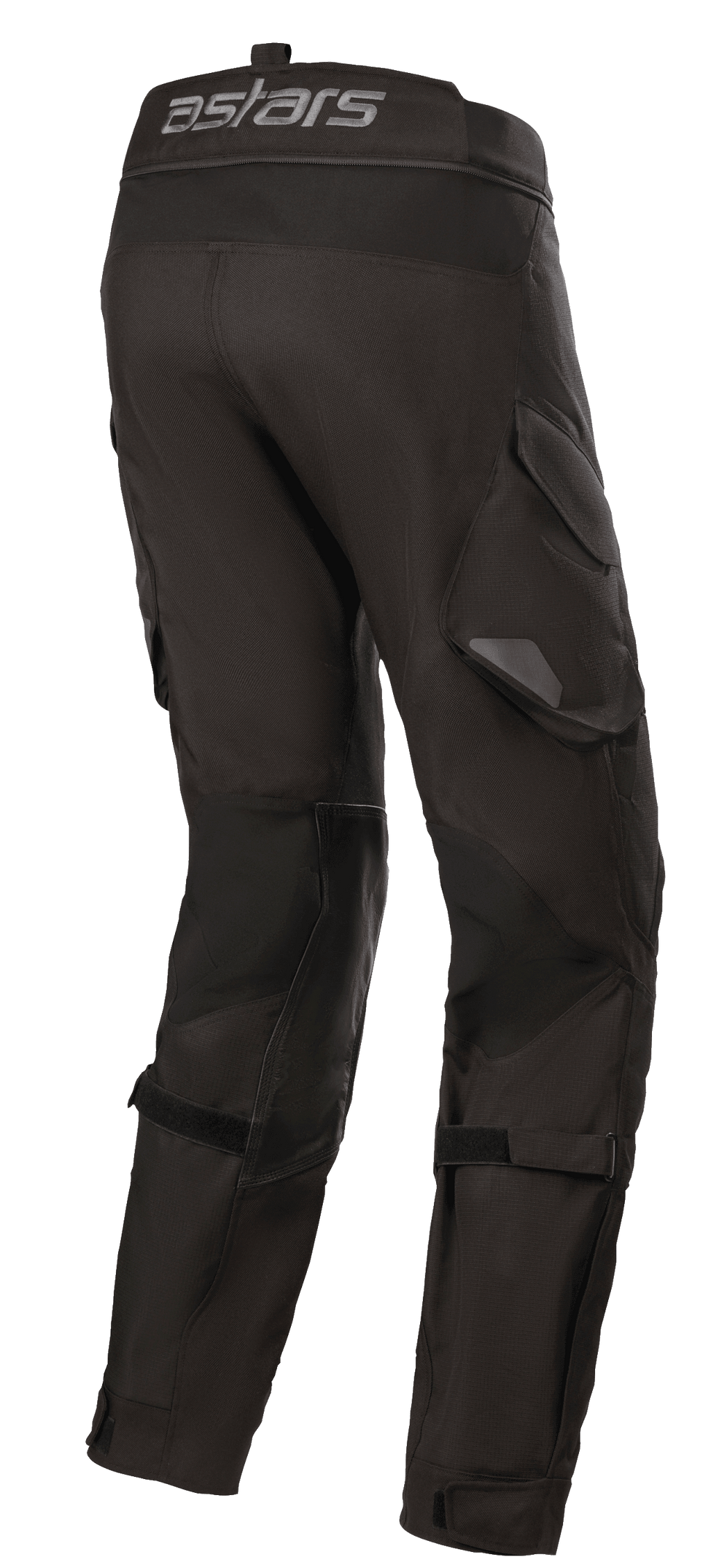 Alpinestars Halo Drystar® bukser, adventure touring motorcykelbukser, sort, set skråt bagfra med astars-logo på linningen, funktionelle cargolommer og justerbare stropper på benene for en sikker pasform.