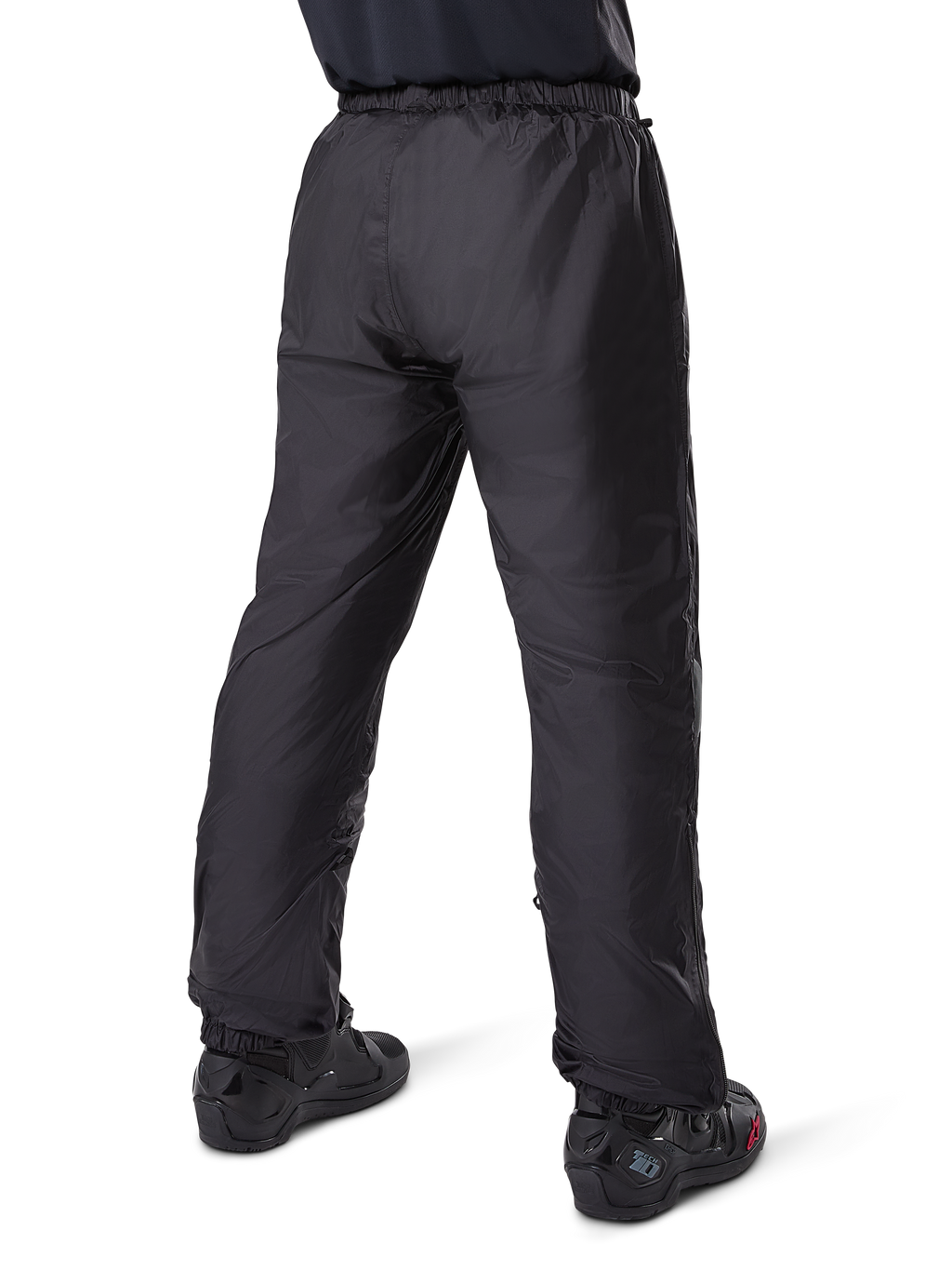 Alpinestars Bogota' Pro Drystar® 3 Seasons bukser, sorte adventure touring motorcykelbukser, set bagfra af den vandtætte Drystar®-foring båret som overbukser, kombineret med sorte motorcykelstøvler, teknisk letvægtskonstruktion til vejrbeskyttelse i flere sæsoner