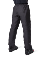 Alpinestars Bogota' Pro Drystar® 3 Seasons bukser, sorte adventure touring motorcykelbukser, set bagfra af den vandtætte Drystar®-foring båret som overbukser, kombineret med sorte motorcykelstøvler, teknisk letvægtskonstruktion til vejrbeskyttelse i flere sæsoner
