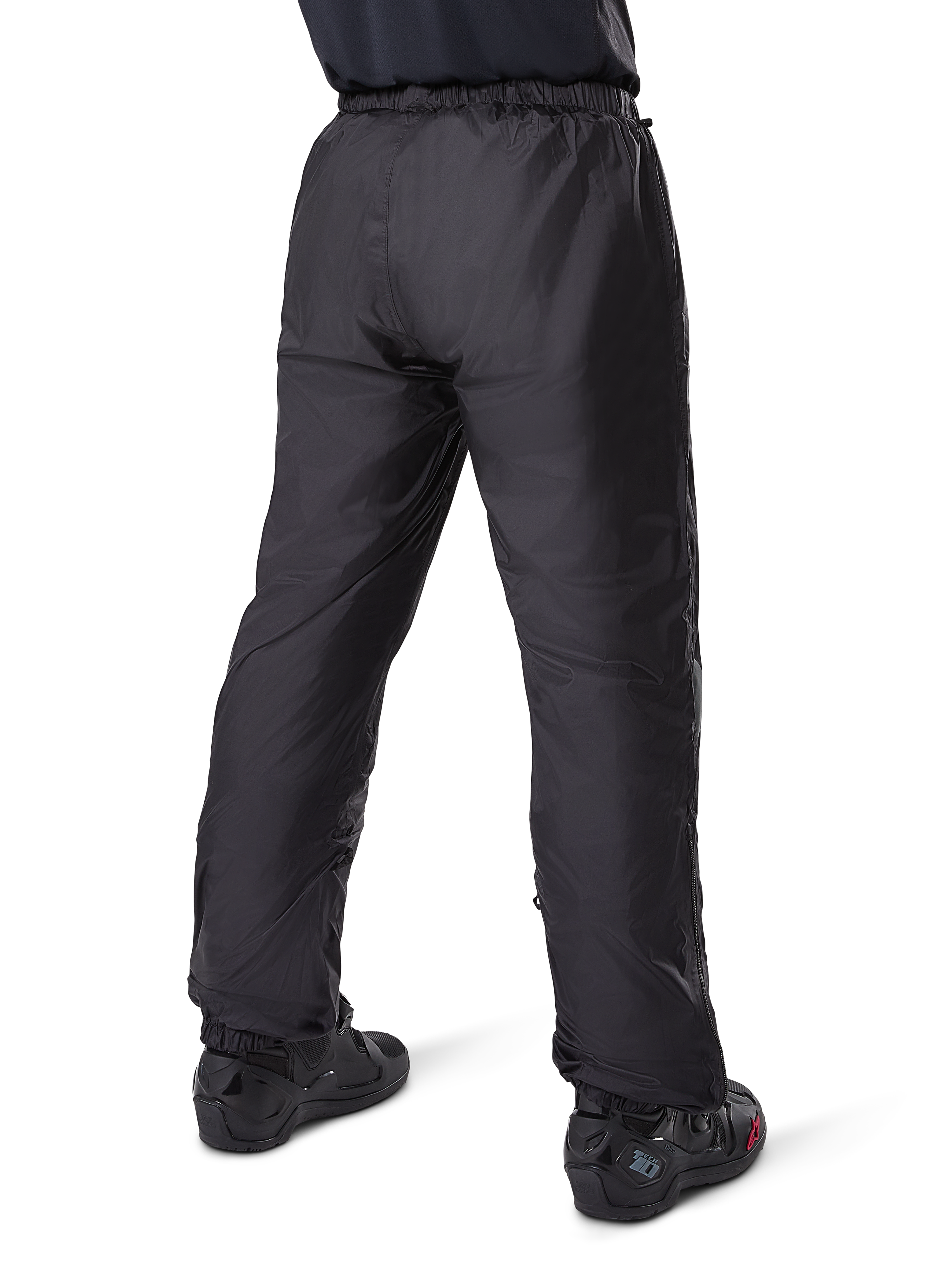 Alpinestars Bogota' Pro Drystar® 3 Seasons bukser, sorte adventure touring motorcykelbukser, set bagfra af den vandtætte Drystar®-foring båret som overbukser, kombineret med sorte motorcykelstøvler, teknisk letvægtskonstruktion til vejrbeskyttelse i flere sæsoner