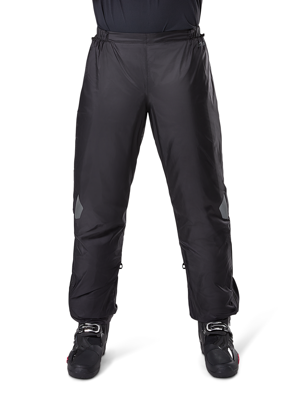 Alpinestars Bogotá Pro Drystar 3 Seasons bukser, vandtætte motorcykelbukser, sort, letvægts teknisk materiale med reflekterende knæpaneler, båret som overtræksbukser med sorte motorcykelstøvler, designet til vejrbeskyttelse ved adventure touring
