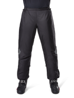 Alpinestars Bogotá Pro Drystar 3 Seasons bukser, vandtætte motorcykelbukser, sort, letvægts teknisk materiale med reflekterende knæpaneler, båret som overtræksbukser med sorte motorcykelstøvler, designet til vejrbeskyttelse ved adventure touring