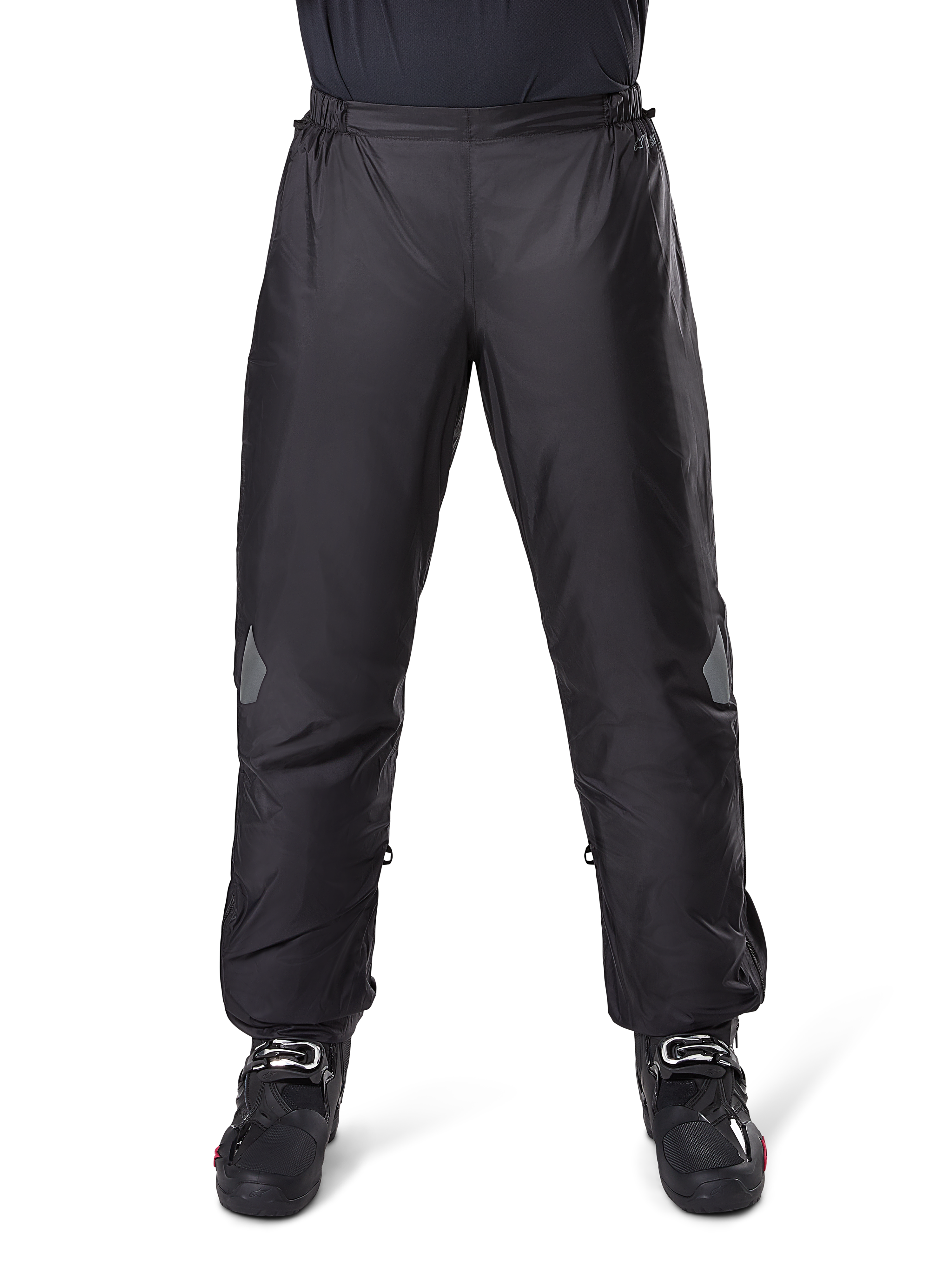 Alpinestars Bogotá Pro Drystar 3 Seasons bukser, vandtætte motorcykelbukser, sort, letvægts teknisk materiale med reflekterende knæpaneler, båret som overtræksbukser med sorte motorcykelstøvler, designet til vejrbeskyttelse ved adventure touring