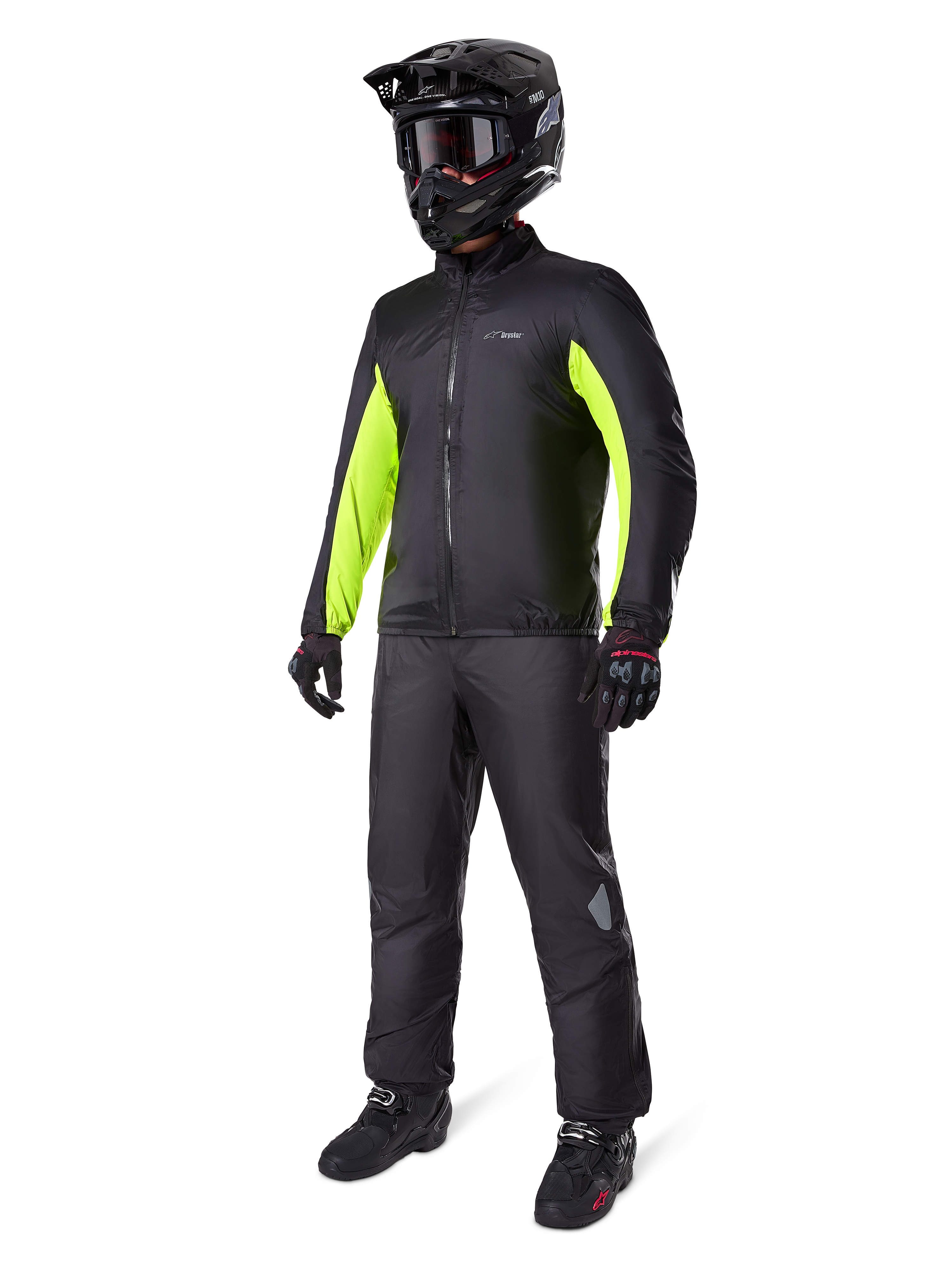 Alpinestars Bogota' Pro Drystar® 3 Seasons bukser, sort, kører iført komplet adventure touring-udstyr inklusiv en sort jakke med neongule detaljer, sort hjelm, handsker og støvler, med den vandtætte Drystar®-membran båret uden på bukserne