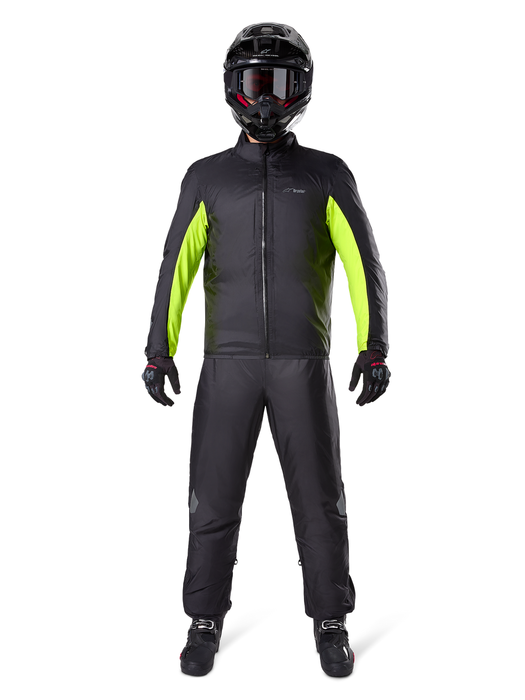 Alpinestars Bogota Pro Drystar 3 Seasons bukser, sorte, båret af en motorcyklist i et komplet adventure-outfit inklusive en sort og neongul vandtæt jakke, sort hjelm og kørestøvler, designet til touring-ydeevne i al slags vejr