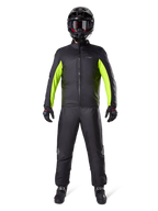 Alpinestars Bogota Pro Drystar 3 Seasons bukser, sorte, båret af en motorcyklist i et komplet adventure-outfit inklusive en sort og neongul vandtæt jakke, sort hjelm og kørestøvler, designet til touring-ydeevne i al slags vejr