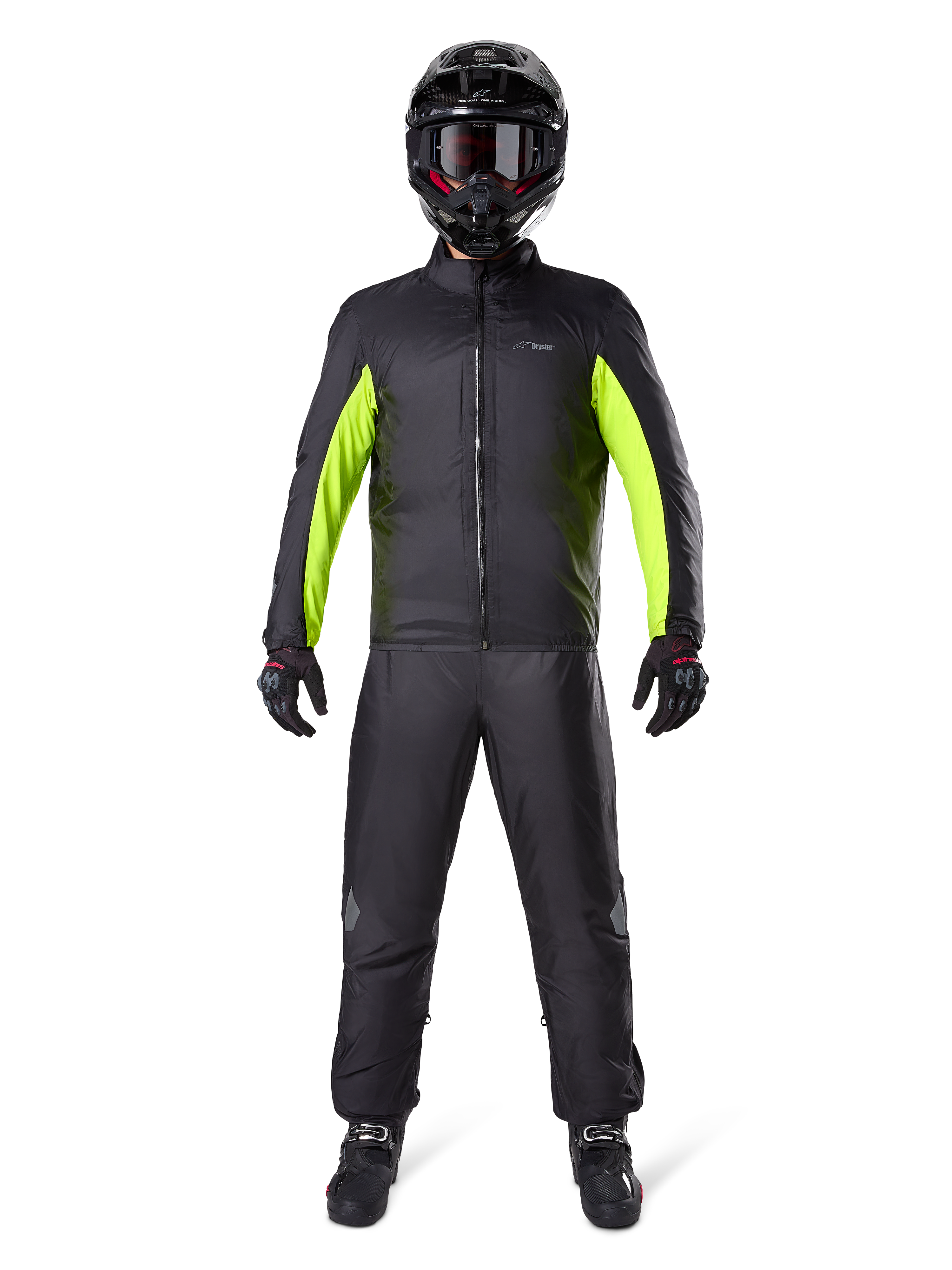 Alpinestars Bogota Pro Drystar 3 Seasons bukser, sorte, båret af en motorcyklist i et komplet adventure-outfit inklusive en sort og neongul vandtæt jakke, sort hjelm og kørestøvler, designet til touring-ydeevne i al slags vejr