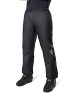 Alpinestars Bogotá Pro Drystar® 3 Seasons bukser, adventure touring motorcykelbukser, sort, båret med sorte motorcykelstøvler, med refleksfelter på knæene og Drystar-branding, letvægts vandtæt tekstildesign til helårskørsel.