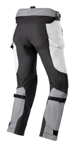 Alpinestars Bogota' Pro Drystar® 4 Seasons bukser, adventure-touringbukser, isgrå og mørkegrå, set bagfra med lynlås til sammenkobling i taljen, paneler i cargo-stil og justerbare lægremme for en sikker pasform