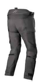 Alpinestars Bogotá Pro Drystar® 4 Seasons Bukser - Short, adventure touring motorcykelbukser, sort, set bagfra viser høj talje med logo, stretch-harmonikapanel, justerbare stropper ved læggen og teknisk tekstilkonstruktion.