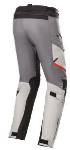 Alpinestars Andes V3 Drystar® bukser, motorcykel touringbukser, isgrå og mørkegrå, med sorte forstærkningspaneler og en rød detalje på lommen, justerbare talje- og lægstropper, slidstærk tekstilkonstruktion til adventure-kørsel
