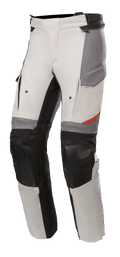 Alpinestars Andes V3 Drystar® bukser, adventure touring-bukser til motorcykel, isgrå og mørkegrå med sorte accenter, med forstærkede knæpaneler, cargo-lommer og justerbar taljerem, holdbart tekstilmateriale med røde detaljer
