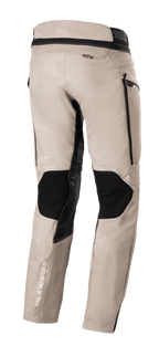 Alpinestars AMT-10LAB Drystar® XF bukser, Aluminum Camo adventure touring-bukser, set bagfra med sorte beskyttelsespaneler, MATRYX®-branding og hvide Alpinestars-logoer, konstruktion i flere materialer