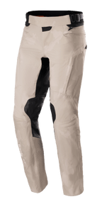 Alpinestars AMT-10LAB Drystar® XF bukser, adventure motorcykelbukser, Aluminum Camo, lysegråt camouflagemønster med sorte forstærkede paneler på knæene og de indvendige lår, teknisk tekstilkonstruktion med justerbar talje og Drystar-branding på underbenet