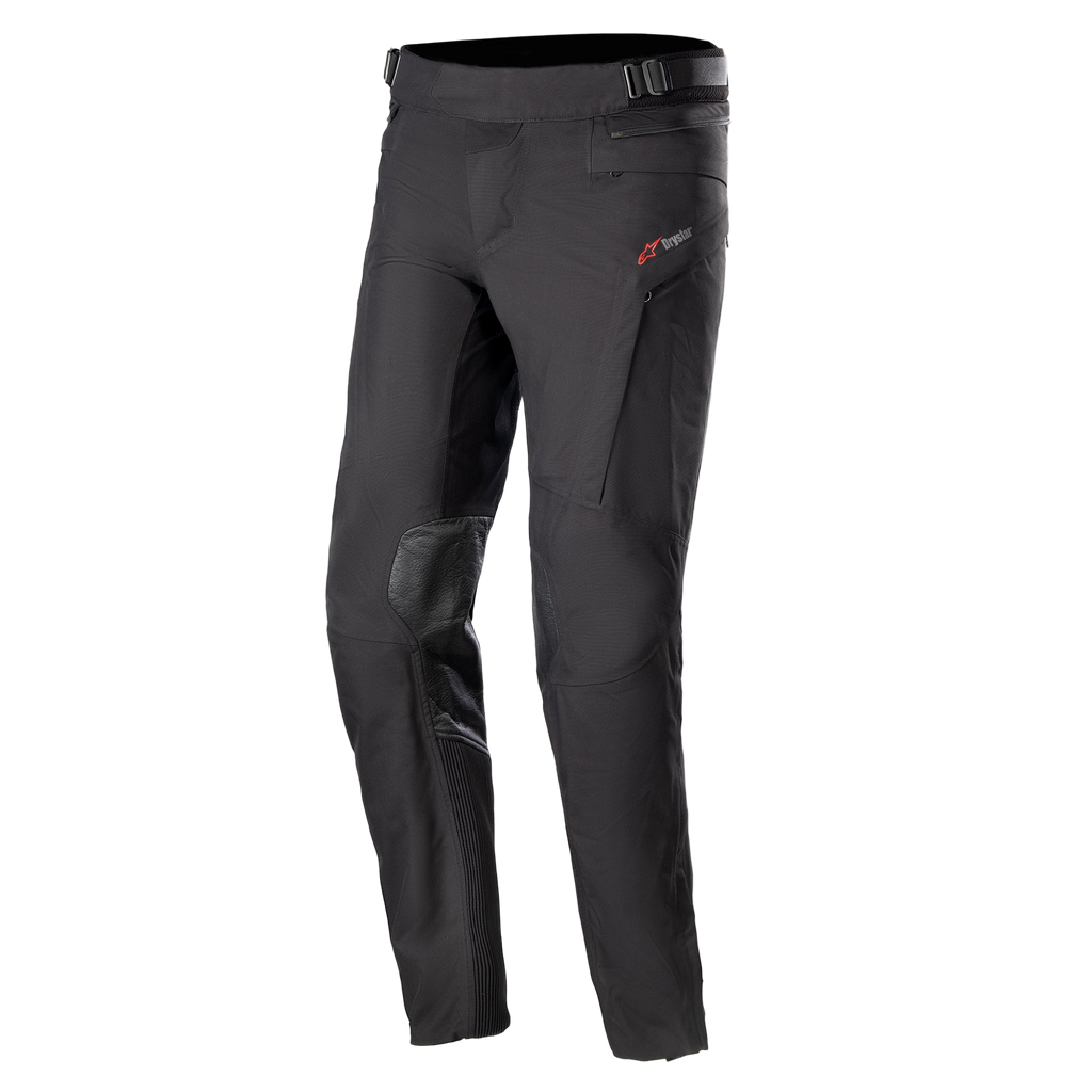 Alpinestars AMT-10 Drystar® XF bukser, motorcykel touringbukser, sorte, med rødt logo på hoften, forstærkede knæpaneler, harmonika-stretch på underbenene, justerbar talje og lynlåslommer, teknisk tekstildesign til adventure-kørsel