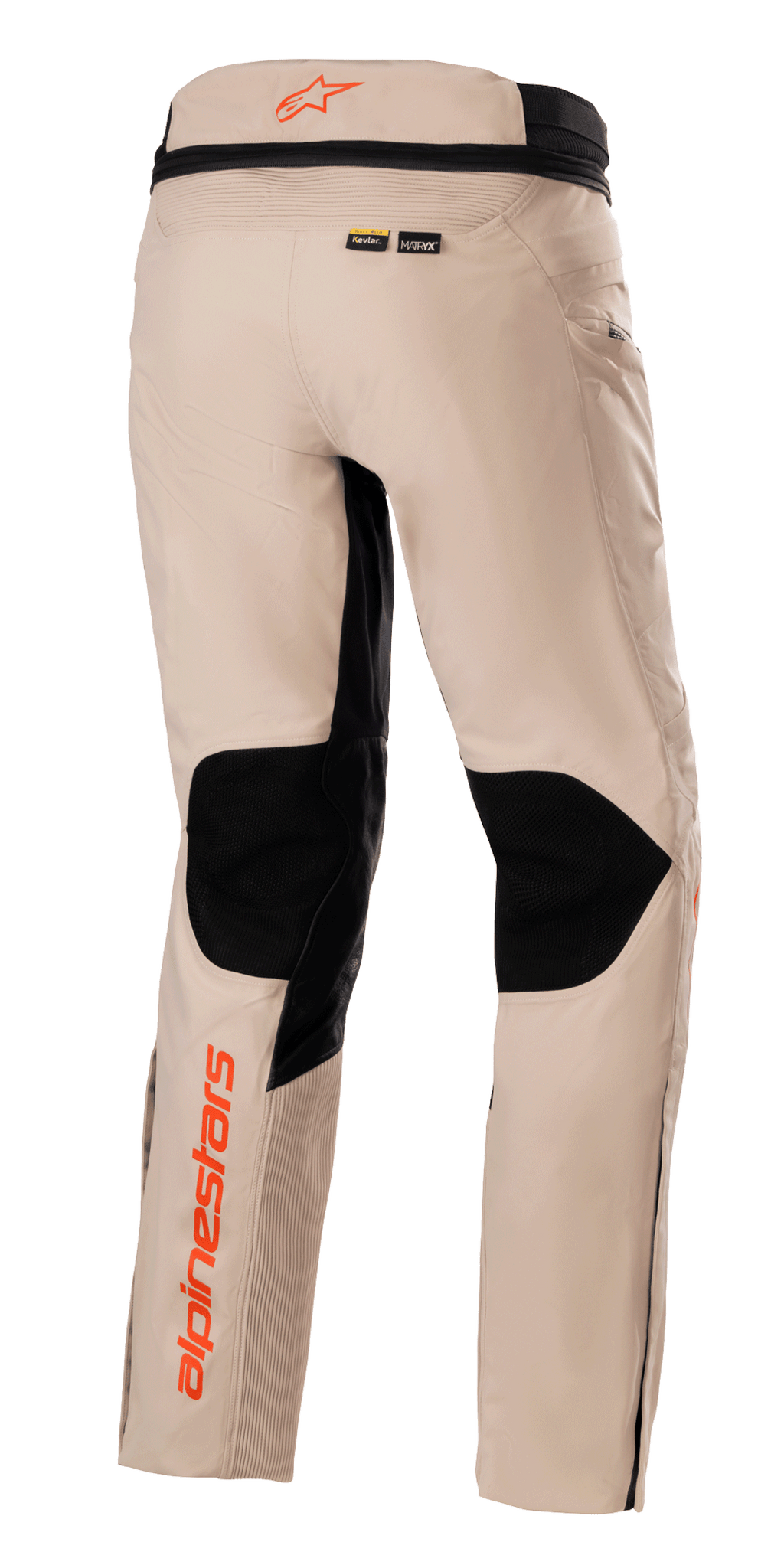Alpinestars AMT-10R Drystar® XF bukser, adventure touring-bukser, lys brun, set bagfra med store sorte mesh-paneler bag på knæene, orange Alpinestars-logoer på linningen og underbenet samt Kevlar- og MATRYX-materialebranding.
