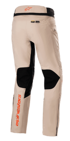 Alpinestars AMT-10R Drystar® XF bukser, adventure touring-bukser, lys brun, set bagfra med store sorte mesh-paneler bag på knæene, orange Alpinestars-logoer på linningen og underbenet samt Kevlar- og MATRYX-materialebranding.