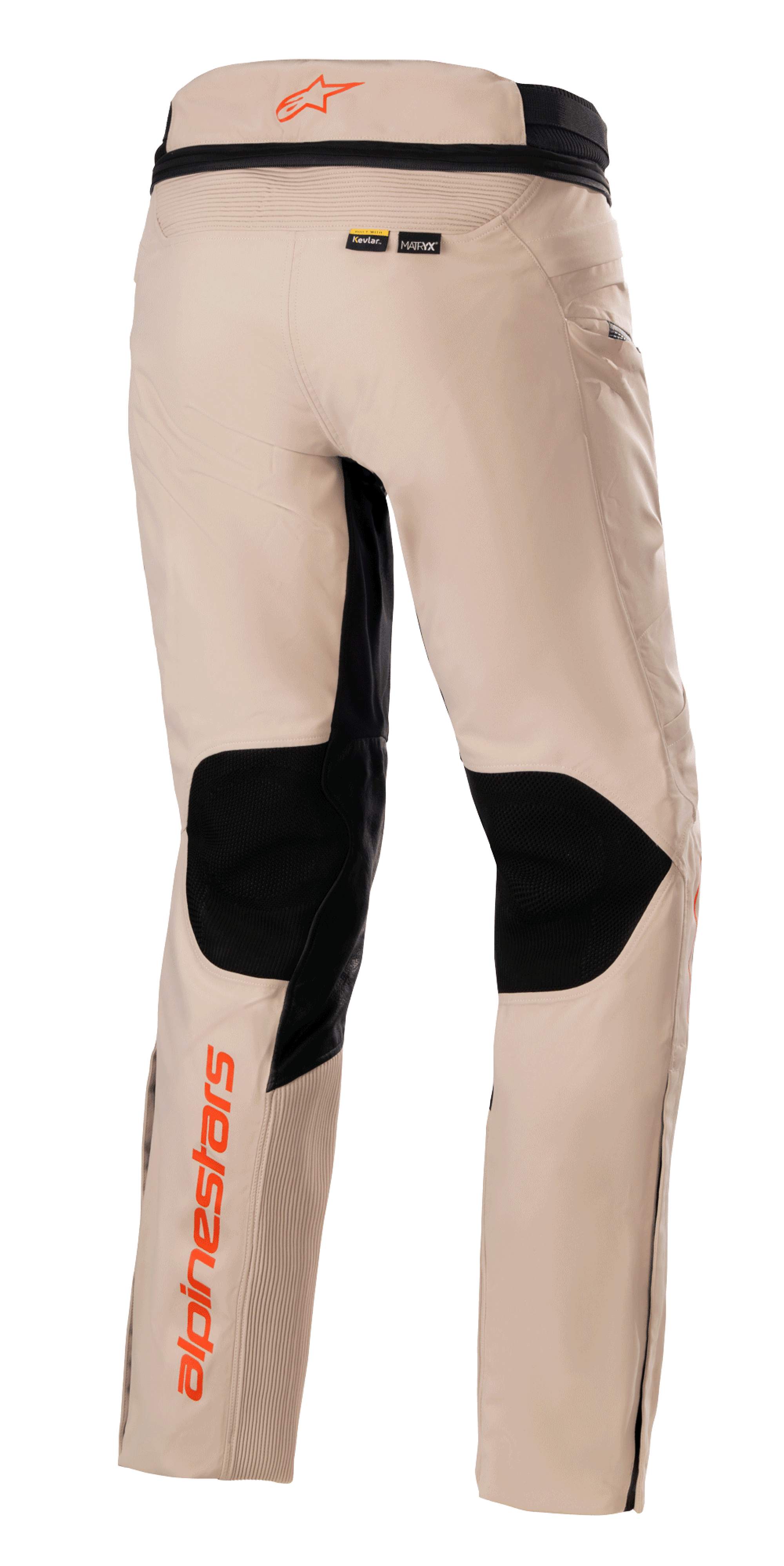 Alpinestars AMT-10R Drystar® XF bukser, adventure touring-bukser, lys brun, set bagfra med store sorte mesh-paneler bag på knæene, orange Alpinestars-logoer på linningen og underbenet samt Kevlar- og MATRYX-materialebranding.