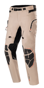Alpinestars AMT-10R Drystar Xf bukser, motorcykel adventure touring-bukser, lysebrun med sorte og orange detaljer, vandtæt åndbar konstruktion, forstærkede Superfabric knæbeskyttere, justerbart taljebælte, lynlåslommer, strækpaneler for fleksibilitet