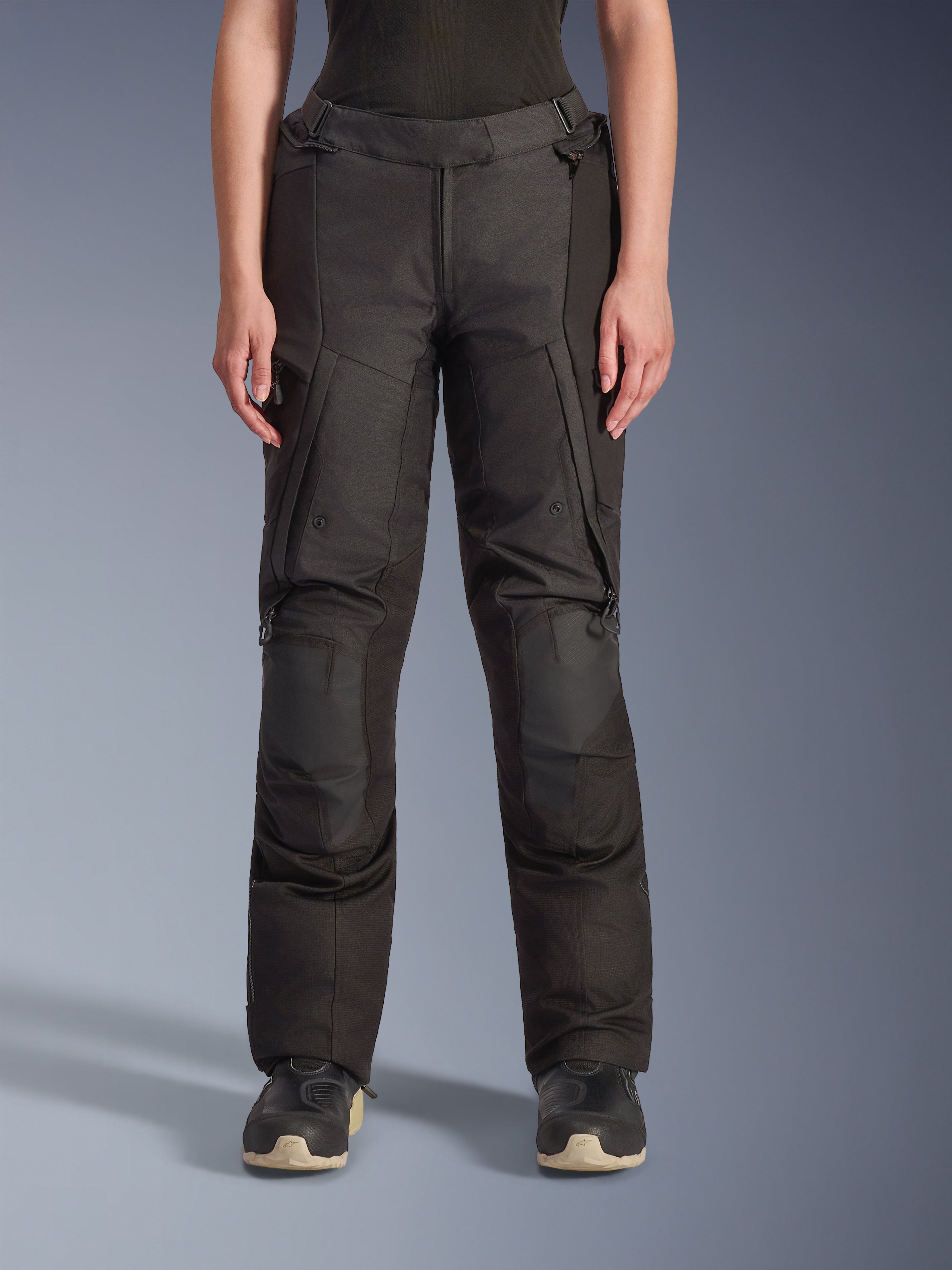 Alpinestars Stella Andes V4 Drystar bukser, adventure touring-bukser til damer, sort, set forfra, med forstærkede knæpaneler, vandafvisende cargo-lommer og justerbare taljeremme, båret med sorte støvler i et studie.