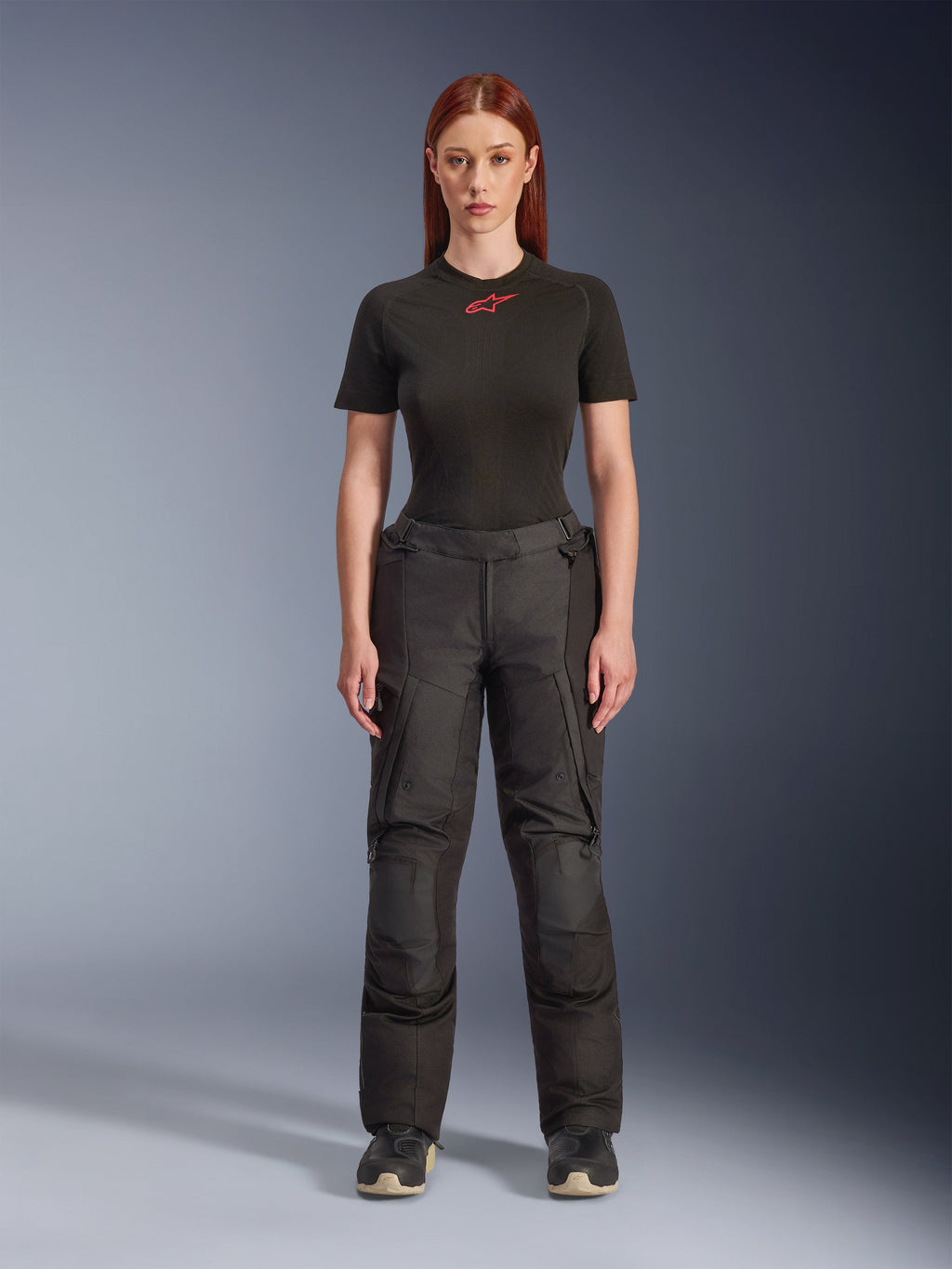 Alpinestars Stella Andes V4 Drystar® bukser, sorte adventure touring motorcykelbukser til kvinder, vist på en model med en sort Alpinestars t-shirt, teknisk tekstildesign med cargo-lommer og forstærkede knæpaneler