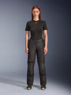 Alpinestars Stella Andes V4 Drystar® bukser, sorte adventure touring motorcykelbukser til kvinder, vist på en model med en sort Alpinestars t-shirt, teknisk tekstildesign med cargo-lommer og forstærkede knæpaneler