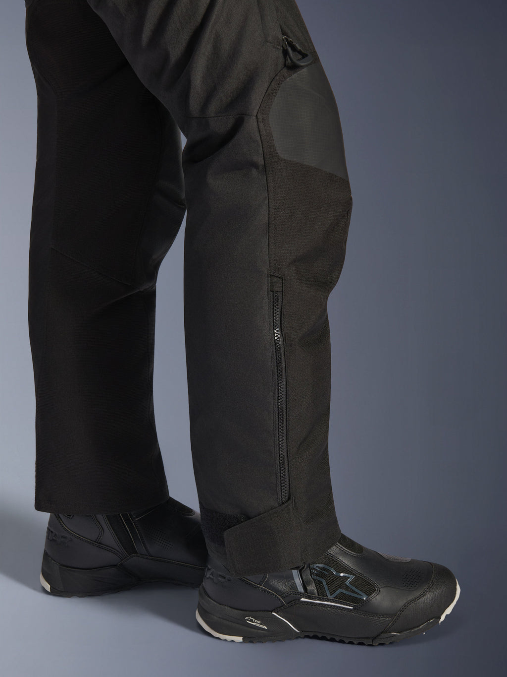 Alpinestars Stella Andes V4 Drystar® bukser, motorcykelbukser til kvinder, sort, nærbillede af underbenet med side-lynlås og justerbar ankelmanchet, vist med sorte Alpinestars motorcykelstøvler
