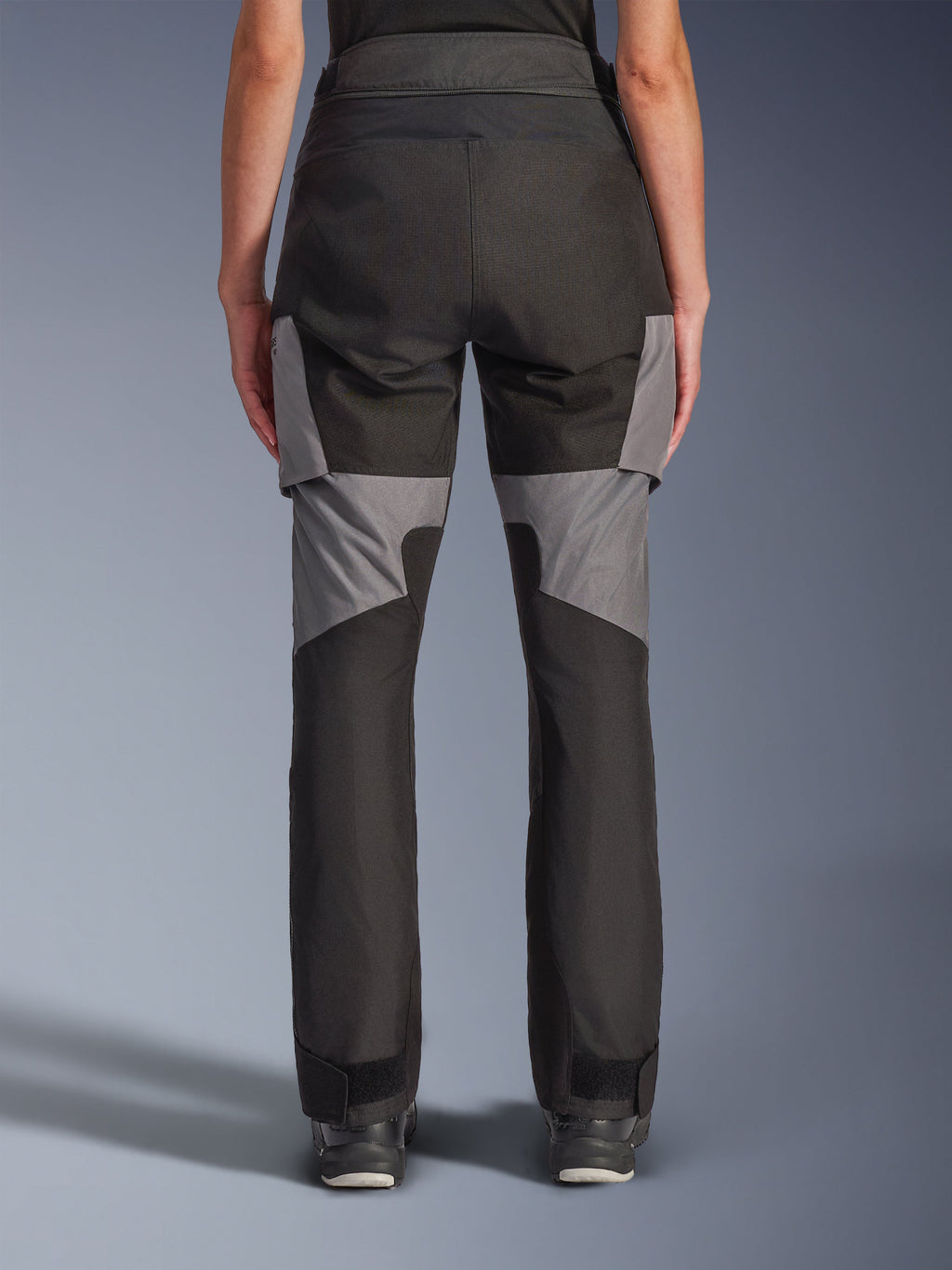 Alpinestars Stella Andes V4 Drystar® bukser, motorcykelbukser til kvinder, sort og mørkegrå, set bagfra med holdbar tekstilkonstruktion, grå paneler på lår og underben, designet til eventyr- og landevejskørsel