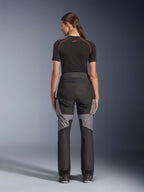 Alpinestars Stella Andes V4 Drystar® bukser, motorcykelbukser til damer, sort og mørkegrå, set bagfra med grå ripstop-forstærkninger og ergonomisk design, båret med et sort teknisk basislag, adventure touring køreudstyr