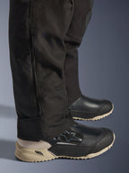Alpinestars Stella Andes V4 Drystar® bukser, detalje af det sorte underben med lodret lynlås til pasform over støvler, slidstærk tekstilkonstruktion, adventure-motorcykeludstyr til kvinder.