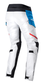 Alpinestars Stella Honda Andes V3 Drystar® bukser til damer, adventure touring motorcykelbukser, Ice Gray Blue Bright Red, set bagfra, isgrå tekstilkonstruktion, blå sidelomme med hvidt logo, sort linning og røde accentstriber
